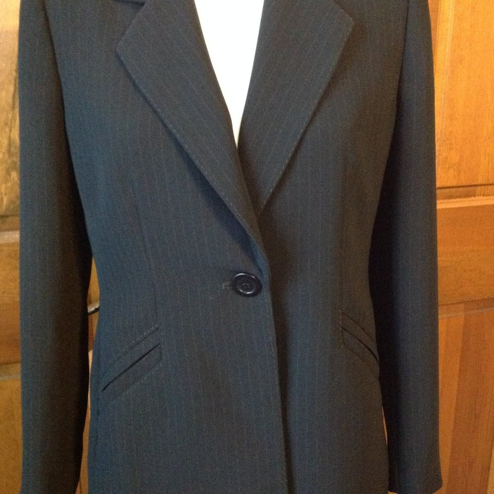 Le Suit Petite fully lined, long sleeve, black pin striped jacket, size 6p